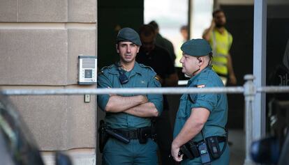 Agentes de la Guardia Civil, durante los registros en Adif del pasado junio.