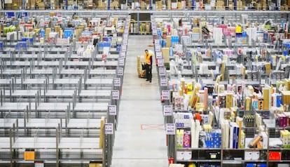 A worker in Amazon España’s warehouse in San Fernando de Henares, outside of Madrid.