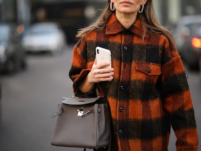 Tech-neck o cómo el abuso de las nuevas tecnologías provoca arrugas en el cuello