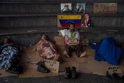 Varias personas participan en una huelga de hambre en Caracas el 6 de junio de 2019.