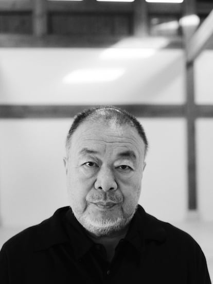 Ai Weiwei posa para ICON en el estudio que se está construyendo, una réplica del que le demolieron las autoridades chinas en Shanghái en 2011.