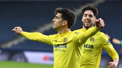 Gerard Moreno (izquierda) celebra con Fer Niño el gol de este ante el Salzburgo este jueves en el Red Bull Arena.