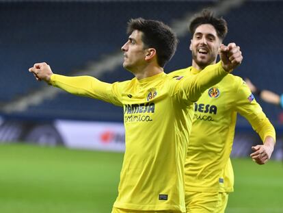 Gerard Moreno (izquierda) celebra con Fer Niño el gol de este ante el Salzburgo este jueves en el Red Bull Arena.