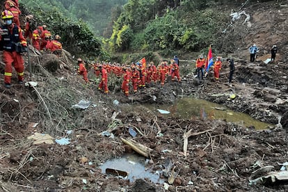 Equipos de rescate en la zona del accidente del avión de China Eastern, estrellado el lunes en una remota área montañosa del sureste del país asiático.