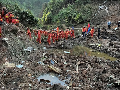 Equipos de rescate en la zona del accidente del avión de China Eastern, estrellado el lunes en una remota área montañosa del sureste del país asiático.