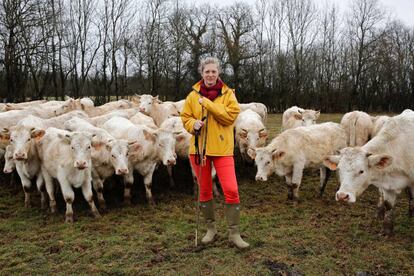 Emilie Jeannin, de 37 años, es pastora en Beurizot, en Francia.