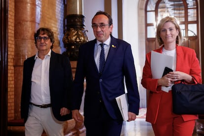 El presidente del Parlament, Josep Rull (en el centro), se dirige junto a los vecipresidentes Raquel Sans (ERC) y David Pérez (PSC), a la primera reunión de la Mesa.