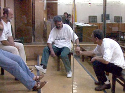 Los etarras acusados del secuestro de Jos&eacute; Antonio Ortega Lara (en el centro, Jes&uacute;s Mar&iacute;a Uribechevarr&iacute;a Bolinaga) durante el juicio por el secuestro en 1998. 