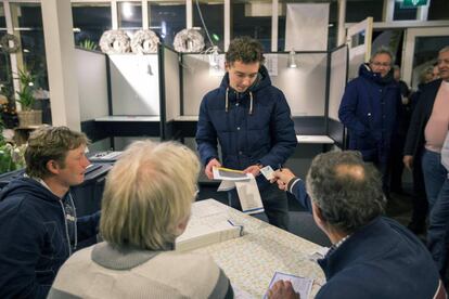 Un hombre vota en las elecciones municipales holandesas este miércoles 21 de marzo de 2018, en una estación de ferrocarril en Castricum (Holanda).