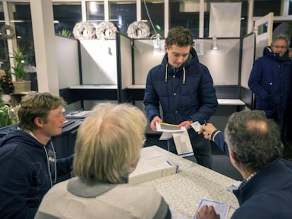 Un hombre vota en las elecciones municipales holandesas este miércoles 21 de marzo de 2018, en una estación de ferrocarril en Castricum (Holanda). 