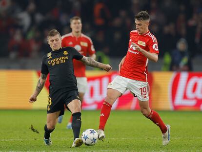 Kroos, ante Janik Haberer, en el último partido del Real Madrid en la Champions contra el Union Berlin.