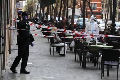 Ante la sospecha de un posible caso de coronavirus en una calle en Madrid, la Policía Nacional ha acordonado una terraza y han acudido los servicios sanitarios con trajes y máscaras protectoras.