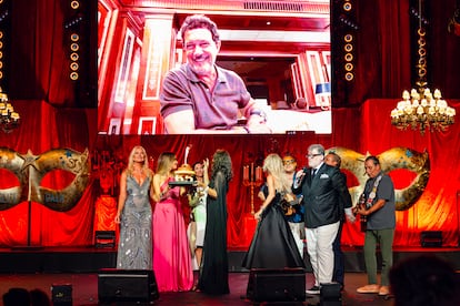 Banderas, junto a su perro 'Gypsy', protagonizó uno de los momentos más entrañables de la noche. Desde el escenario, su novia, Nicole Kimpel, junto a su socia en esta cena benéfica, Sandra García-Sanjuán, y las presentadoras de la gala, la modelo argentina Valeria Mazza y la actriz madrileña Cayetana Guillén Cuervo, le desearon un feliz cumpleaños al actor y le cantaron el 'Cumpleaños feliz' junto con el público.