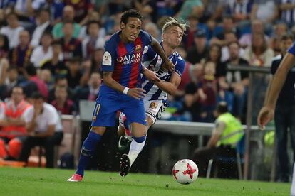 Neymar pelea por el balón.