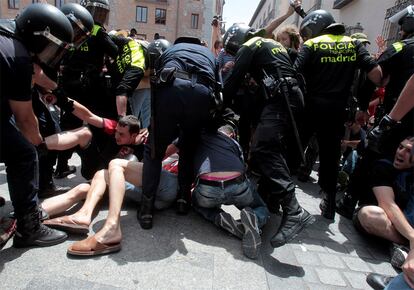 La Policía trata de despejar la calle Sacramento para dejar pasar a los coches de los concejales de Madrid en la investidura de Alberto Ruiz-Gallardón.