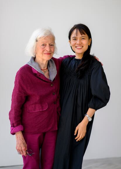 Las artistas Joan Jonas y Thao Nguyen Phan.