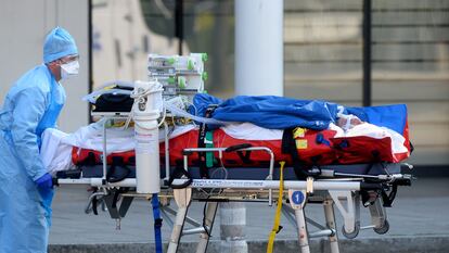 Personal médico traslada a un paciente en Angers (Francia).