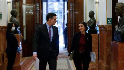 GRAF7406. MADRID, 29/04/2020.- El presidente del Gobierno, Pedro Sánchez (i) conversa con la ministra de Industria, Turismo y Comercio, Reyes Maroto a su llegada al pleno de control al Ejecutivo celebrada este miércoles después de que el Consejo de Ministros aprobara este martes el llamado