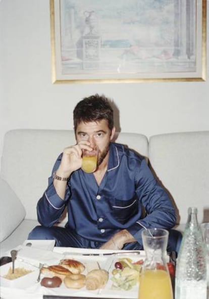 Alfonso Bassave desayuna como un señor vestido con pijama ‘comme il faut’. De Mirto.