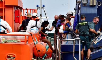 Llegada al puerto de Almería de una de las dos pateras rescatadas esta semana por Salvamento Marítimo.