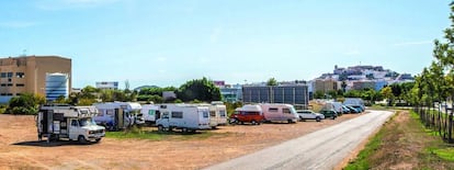 Caravanas y furgonetas estacionadas a la entrada de la ciudad de Ibiza por la carretera de San Antonio en la zona de Sa Blanca Dona. 