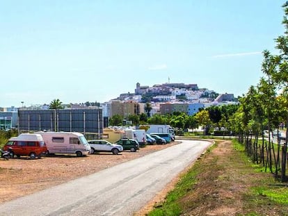Caravanas y furgonetas estacionadas a la entrada de la ciudad de Ibiza por la carretera de San Antonio en la zona de Sa Blanca Dona. 