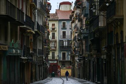 Vista de la calle Estafeta de Pamplona, este martes, tras la cancelación de los Sanfermines por la crisis del coronavirus. La última vez que las fiestas se suspendieron por completo fue en 1938 por la Guerra Civil.