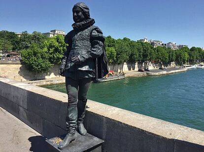 París. Una estatua humana en el Pont d’Iéna, sobre el Sena.