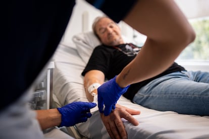 Una enfermera administra a un paciente un tratamiento contra el cáncer en un hospital de Londres.