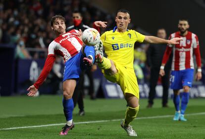 Antoine Griezmann y Fede se disputan el balón durante el partido del Atlético de Madrid contra el Cádiz.