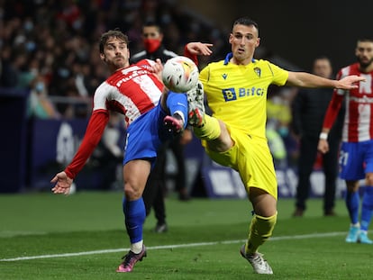 Antoine Griezmann y Fede se disputan el balón durante el partido del Atlético de Madrid contra el Cádiz.