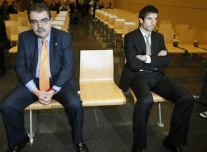 El presidente del Valencia C.F., Juan Soler  y el jugador David Albelda, sentados en el Juzgado de lo Social número 13 antes del inicio de la vista oral por la demanda que el centrocampista interpuso contra el club