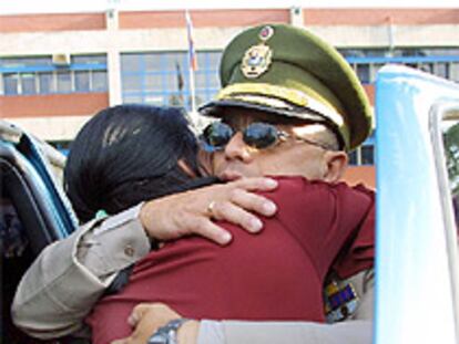 Isidro Perez Villalobos abraza a su mujer tras ser liberado de una base militar en Caracas.