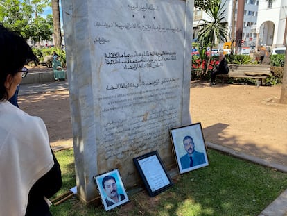 Retratos de víctimas de los atentados de Casablanca de 2023, el martes ante el monumento conmemorativo de los ataques.