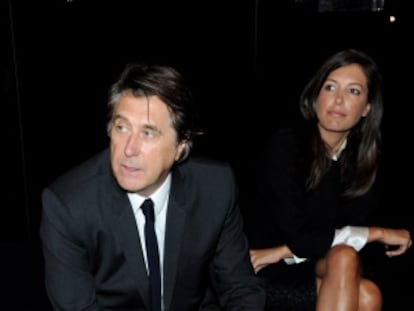 El cantante Bryan Ferry y su esposa Amanda Sheppard en un desfile de Dolce & Gabbana durante la semana de la moda de Milán.