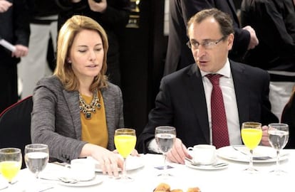 Quiroga y Alonso, en un desayuno informativo en Bilbao el pasado 10 de febrero, el mismo día en que la presidenta tanteó a sus barones sobre el relevo de Oyarzábal.