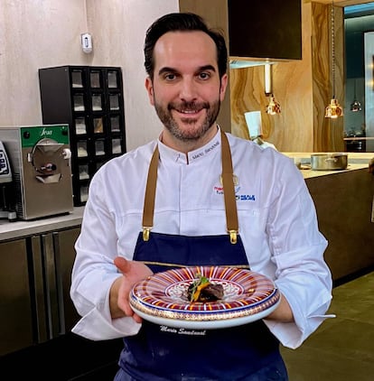 Mario Sandoval con el plato de liebre en escabeche. J.C. CAPEL