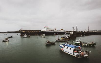 Pesqueros franceses bloquean el puerto de St. Helier en Jersey.