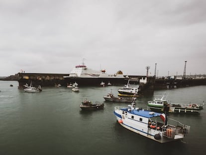 Pesqueros franceses bloquean el puerto de St. Helier en Jersey.