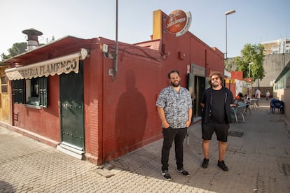 Los hermanos Pedro (izquierda) y Benito Jiménez (i), componentes de Los Voluble, en el barrio de San Pablo en Sevilla, el pasado 31 de agosto.