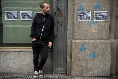 Un hombre vestido de negro observa a las mujeres que se manifiestan.