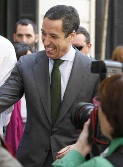 Eduardo Zaplana. a su llegada al Congreso de los Diputados donde hoy  ha anunuciado que deja la política.