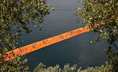 'The floating piers' (Los muelles flotantes) es una obra que fue concebida por Christo y Jeanne-Claude en 1970, pero no se había materializado hasta ahora.