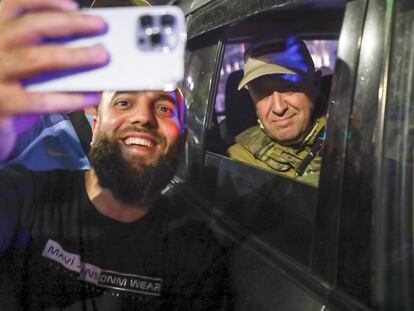 Un hombre se fotografía junto con el líder de Wagner, Yevgueni Prigozhin, el 24 de junio en la ciudad rusa de Rostov del Don.