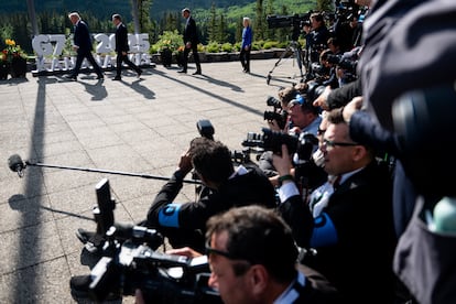 Los medios gráficos fotografían a los dirigentes, desde la izqueirda, Donald Trump, presidente de Estados Unidos; Kier Starmer, primer ministro de Reino Unido, Friedrich Merz, canciller de Alemanía, y Ursula von der Leyen, presidenta de la Comisión Europea.
