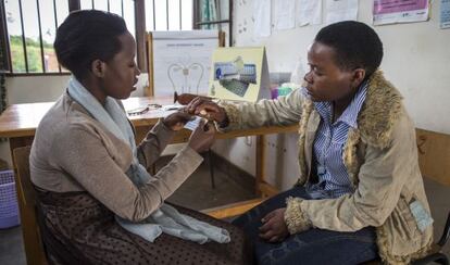 Dos usuarias debaten sobre anticonceptivos en el centro de planificaci&oacute;n familiar de Rubona (Ruanda).