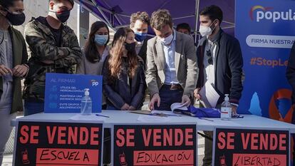 Pablo Casado, líder del PP, en una mesa de recogida de firmas contra la Ley Celaá.