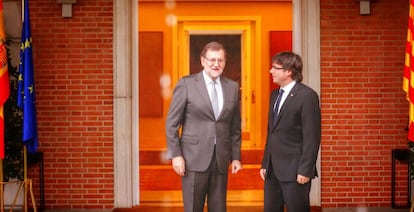 Carles Puigdemont, durante su visita a Mariano Rajoy en La Moncloa el pasado abril.