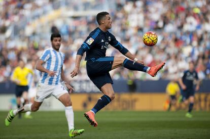 Cristiano Ronaldo controla la pelota durante el partido contra el Málaga.