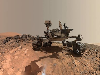 El robot Curiosity en el planeta Marte. 